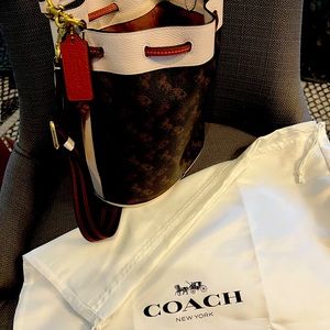 Coach Field Carriage Bucket Bag brown, white leather handle and long strap
